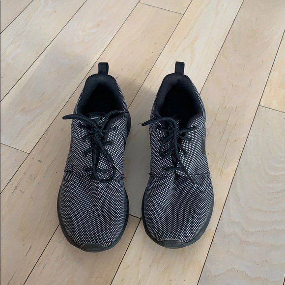 Nike Roshes black and white size 8 - Picture 2 of 5